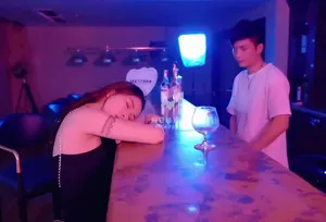 Anh bartender quán rượu đưa em khách chim say xỉn về nhà rồi tranh thủ …